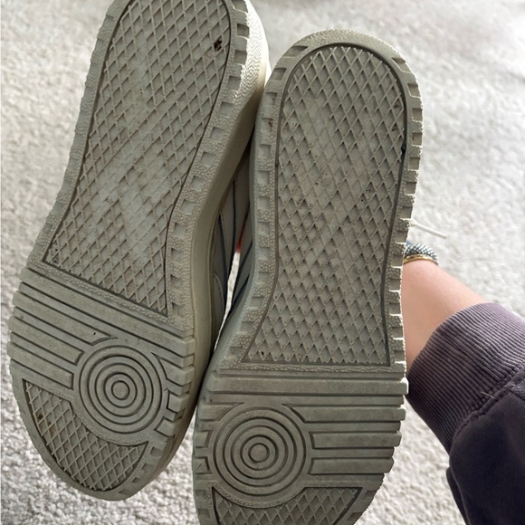 Reebok Cream and White Sneakers - Picture 3 of 4